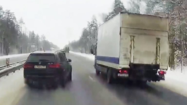 Video: BMW-kuljettaja menetti autonsa hallinnan ja aiheutti  kuorma-auton ulosajon