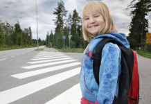 Lapsen päästäminen suojatielle useampikaistaisella tiellä voi olla vaarallista! testiä