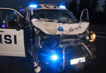Riista-aita ei takaa mitään! Tältä näyttää hälytysajossa ollut poliisiauto rajun hirvikolarin jälkeen!