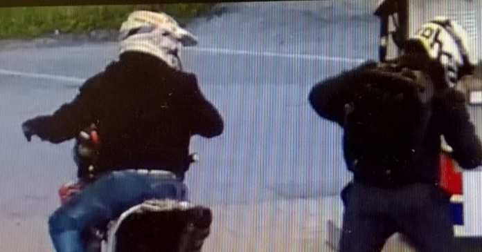 Poliisin epäilemät seteliautomaatin murtautujat.
