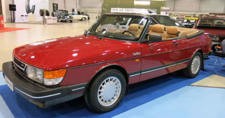 Päivän museoauto: Yksi ensimmäisistä melkein kokonaan käsin tehdyistä Saabin avomalleista