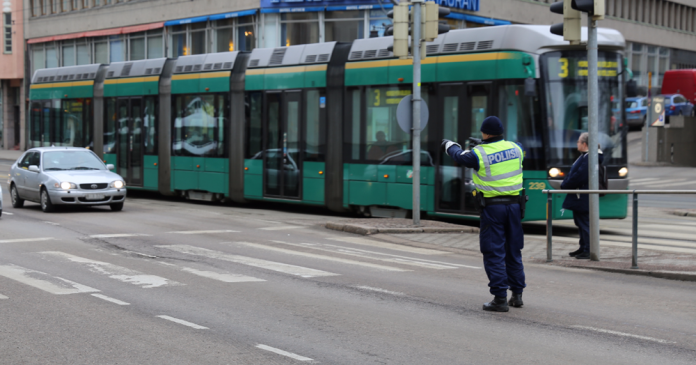 Helsingin poliisi iskee ensi viikosta alkaen entistä hanakammin  liikennerikkomuksiin | Autotoday