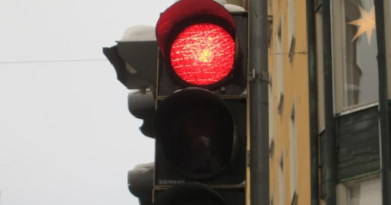 Raju liikenneonnettomuus Mäntsälässä — nuori ajo-opetuksessa ollut rattijuoppo ajoi päin punaisia valoja!