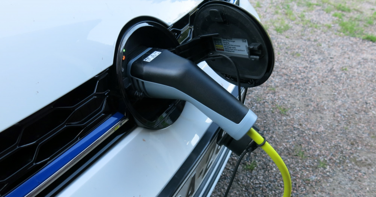 Uusi ratkaisu helpottaa sähköautojen latauskulujen kohdistamisen autokohtaisesti