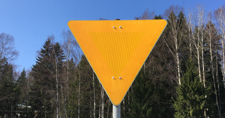 Päivän kuva: Miksei näin surkeita liikennemerkkejä uusita?