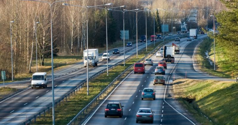 Suomalaisten liikkumistavat eivät ole muuttuneet – suurin osa liikkuu henkilöautolla