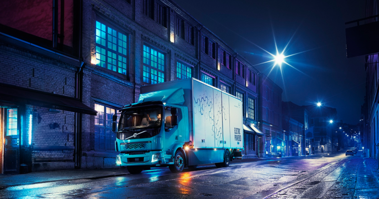 Volvo Trucks julkistaa ensimmäisen täysin sähkökäyttöisen kuorma-auton