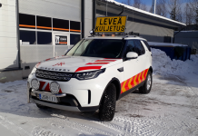 Katumaasturista tehtiin erikoiskuljetusten erikoisvarusteltu saattoauto