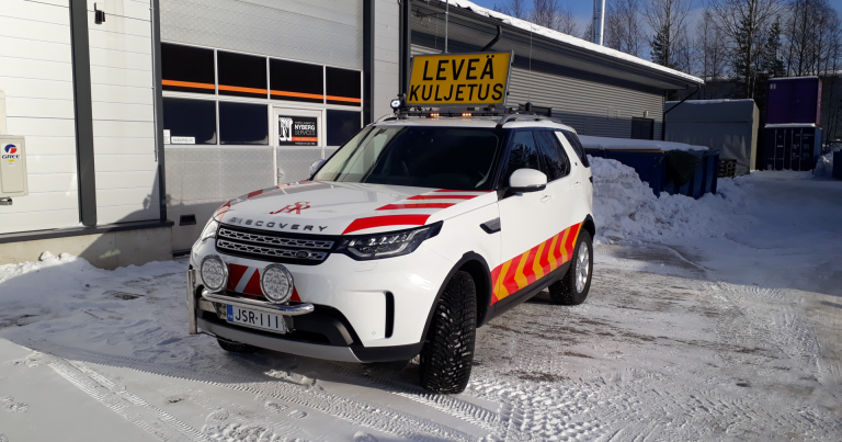 Katumaasturista tehtiin erikoiskuljetusten erikoisvarusteltu saattoauto