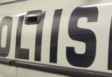 Nuori mies leikki autolla pallokentällä – auto lunastuskuntoon
