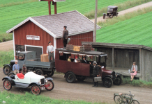Kangasala-talossa voi valokuvien kautta tutustua Suomen autoilun vuosikymmeniin