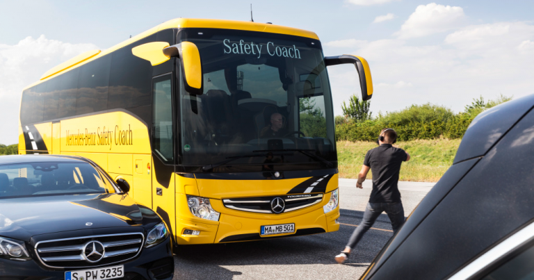 Uusia turvallisuusvarusteita Mercedes-Benzin ja Setran linja-autoihin