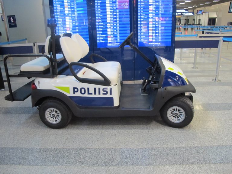 Tämä lentokentän poliisin ajoneuvo on ensimmäinen laatuaan Suomessa