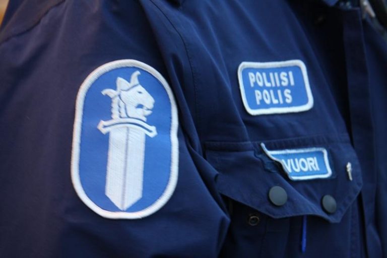 Ruovedellä mies hakkasi autoa vasaralla ja uhkaili poliisia vesurilla