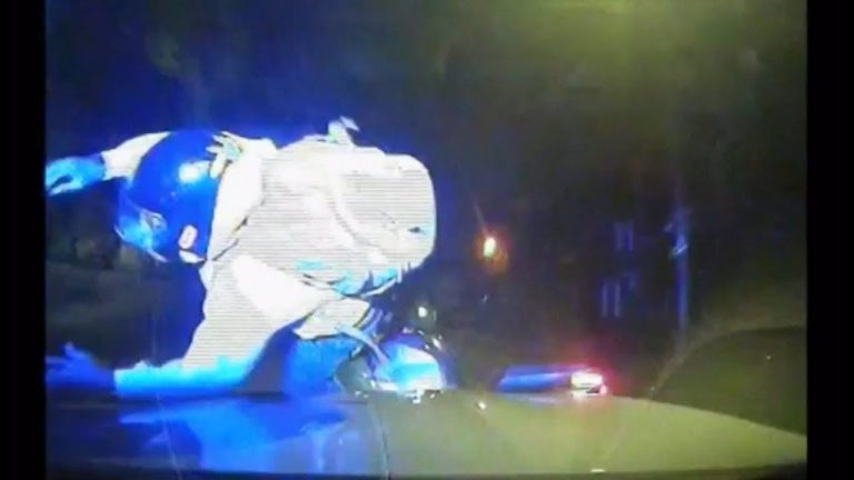 Video: Hurja touhua Britanniassa – poliisi torppaa autolla skootterilla liikkuvat varkaat