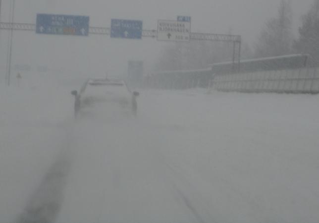Talven pahin lumimyräkkä edessä — torstaina kokemattomien kuljettajien kannattaa jättää auto kotiin