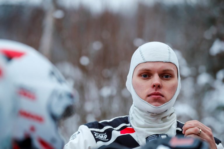 WRC: Ott Tänak ajaa Ruotsin rallin kärjessä aamupäivän jälkeen