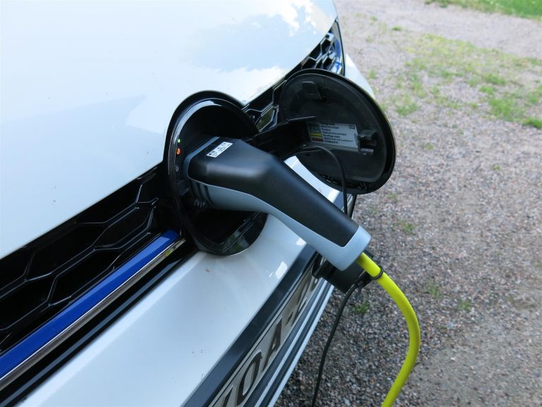 Tutkimusten mukaan ladattavia hybridiautoja ladataan aktiivisesti