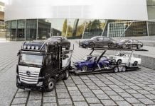 Näyttävä pienoismalli Mercedes Actrosin autonkuljetusautosta
