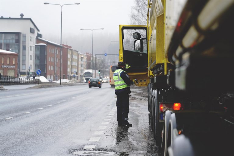 Poliisi valvoo ensi viikolla tehostetusti raskasta liikennettä koko maassa