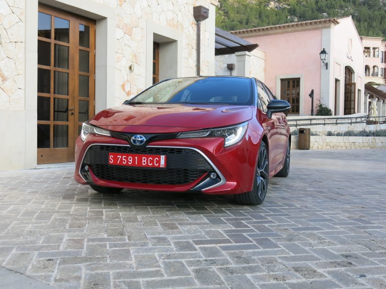 Rekisteröinti: Toyota Corolla on vuoden lopussa Suomen suosituin auto — jos nykyinen tahti jatkuu