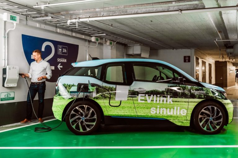 Älykkään järjestelmän avulla suurikaan määrä latauksessa olevia sähköautoja  ei ylikuormita kiinteistön sähköverkkoa