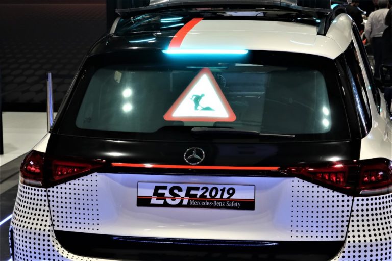 Mercedes-Benzin uusimmassa koeautossa uusia turvallisuusideoita — mukana kulkeva robotti pystyttää tarvittaessa varoituskolmion paikalleen!