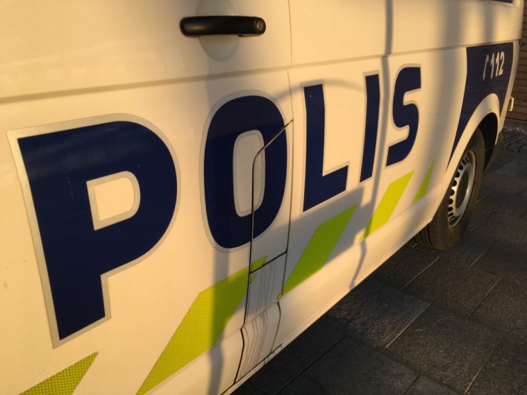 Kuopiossa anastettu autoista lisävaloja ja rekisterikilpiä — poliisi kehottaa alueella asuvia tarkastamaan oman autonsa!