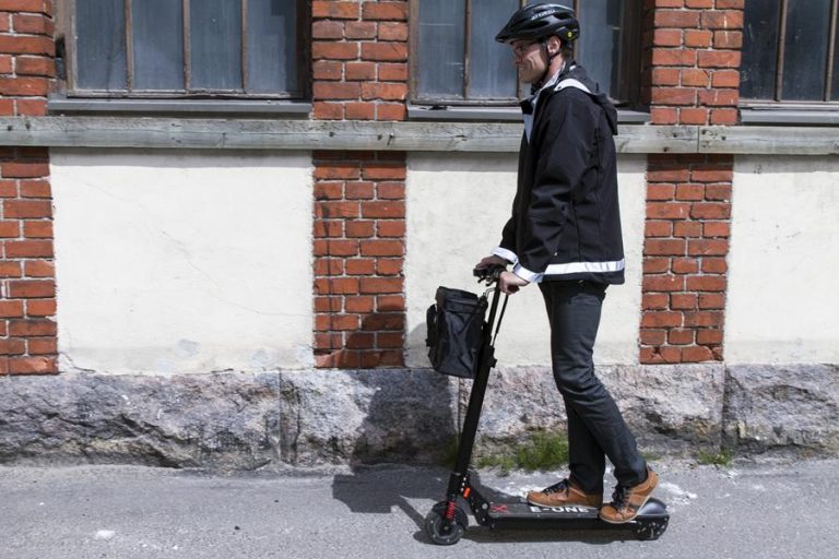 Helsingin poliisin ohjeet turvalliseen sähköpotkulaudan käyttöön