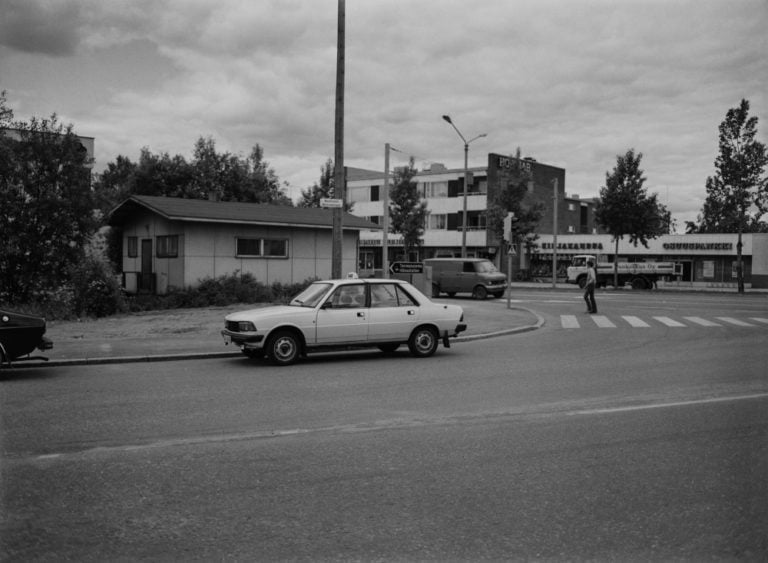 Päivän taksiauto: Kadun varteen pysäköity Peugeot 305