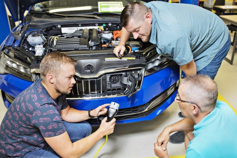 Škodan henkilöstöä ja alihankkijoita koulutetaan autojen sähköistymiseen