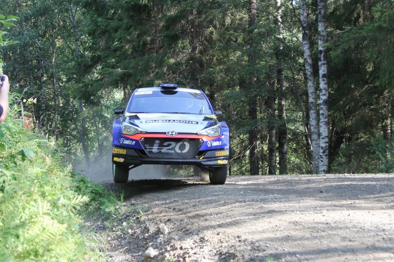 WRC: Jari Huttunen jahtaa hyvää sijoitusta Jyväskylästä