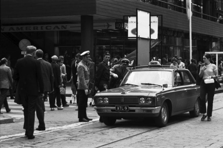 Päivän taksiauto: Poliisit opastamassa kävelykadun taksia