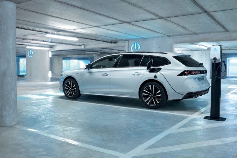 Uudet Peugeot 508 Hybrid -mallit kulkevat sähköllä yli 50 km