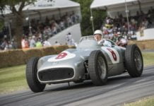 Moottoriurheilulegenda Sir Stirling Moss täytti 90 vuotta