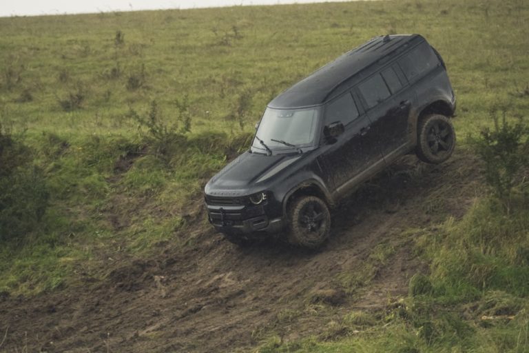 Uusi Land Rover Defender mukana seuraavassa Bond-leffassa
