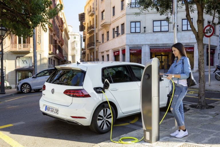 Nyt sähköautokisa lähtee kunnolla käyntiin — sähköinen Golf alle 30 000 euroa!