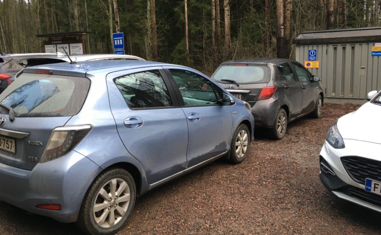 Päivän kuva: Kun kerran pysäköidään väärin, tehdään se oikein tuplana Päivän kuva: Kun kerran pysäköidään väärin, tehdään se oikein tuplana
