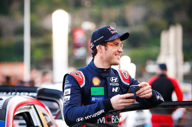 WRC: Neuville Turkin rallin kärjessä — Tänak keskeytti