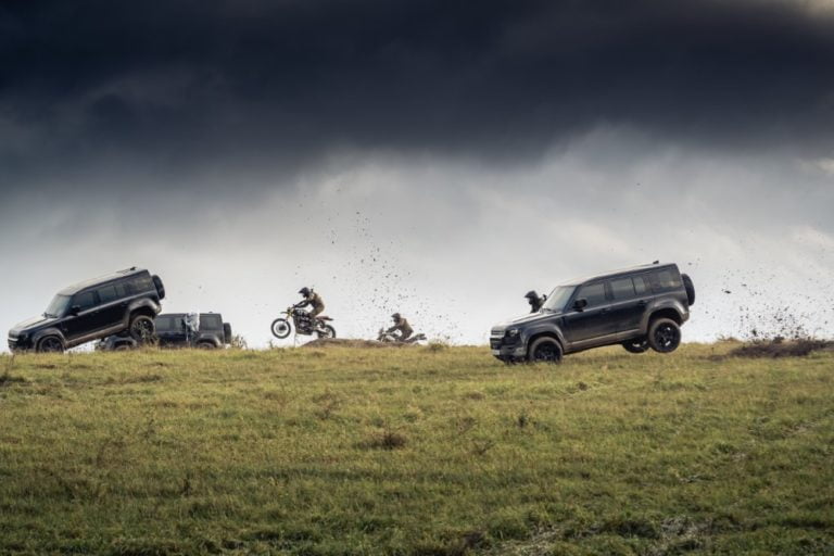 Näin räväkästi uusi Land Rover Defender liikkuu uudessa Bond-elokuvassa