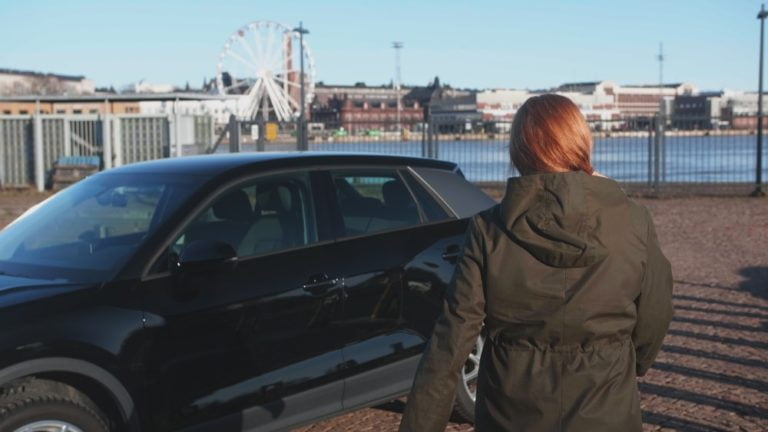 Jopa neljännes autoa ajamattomista naisista ilmoittaa ajamattomuuden syyksi sen, että puoliso hoitaa ajamisen!