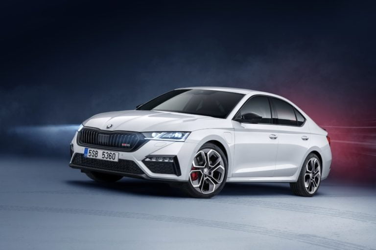 Škoda tuo RS-mallistoonsa ensimmäisen pistokehybridin