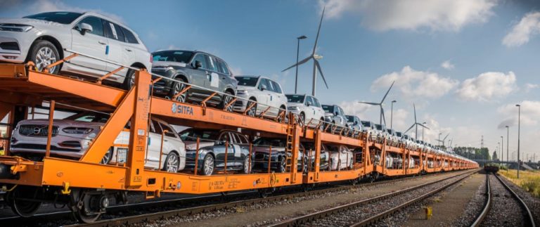 Volvo Cars pienentää hiilidioksidipäästöjä siirtämällä kuljetuksia maanteiltä rautateille