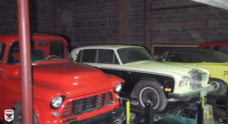 Video: Uskomaton määrä vanhoja klassikkoautoja yhdessä hallissa
