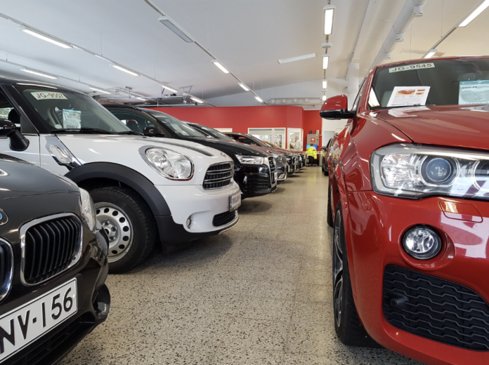 Autokauppa autojen keulat Kuva J Rinta-Jouppi