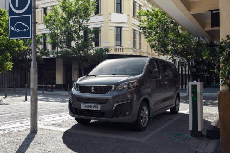 Tällaiset sähköiset Peugeot e-Traveller-versiot tulevat Suomeen vuoden lopulla
