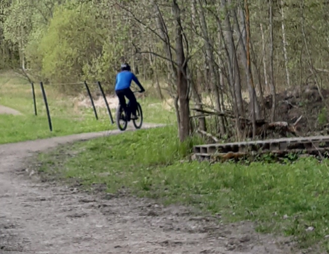 Pyöräilijä pahoinpiteli jalankulkijaa Espoossa — poliisi kaipaa havaintoja