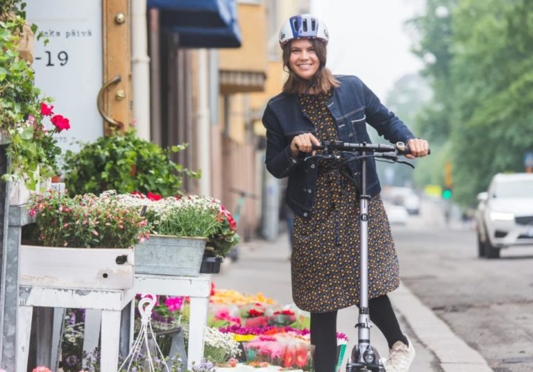 Helsinki selvittää sähköpotkulautojen käyttöä