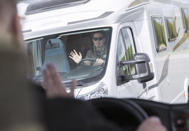 Karavaanarilta vaaditaan liikenteessä hyvää yhteispeliä ja ennakointia