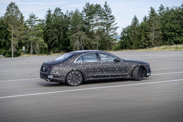 Uusi Mercedes-Benz S -sarjalainen tuo uutta turvatekniikkaa takapenkkiläisille